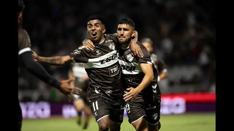 Cầu thủ của Platense vượt qua cầu thủ của Deportivo Riestra trong trận đấu bóng đá Cầu thủ của Platense vượt qua cầu thủ của Deportivo Riestra trong trận đấu bóng đá